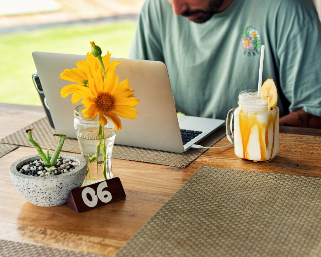 A guest at table 06 with a sunflower and a fresh juice